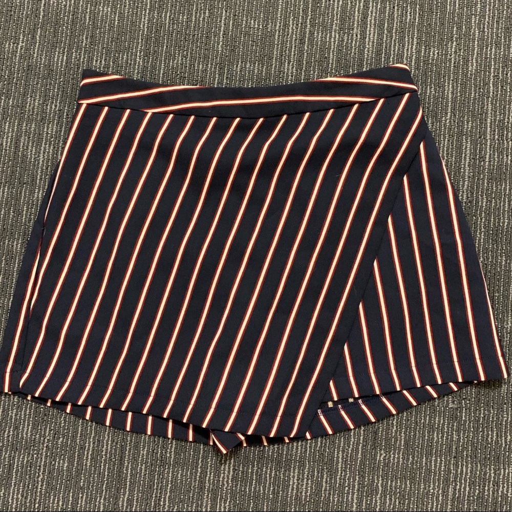 Zip up striped shorts! - Picture 1 of 4